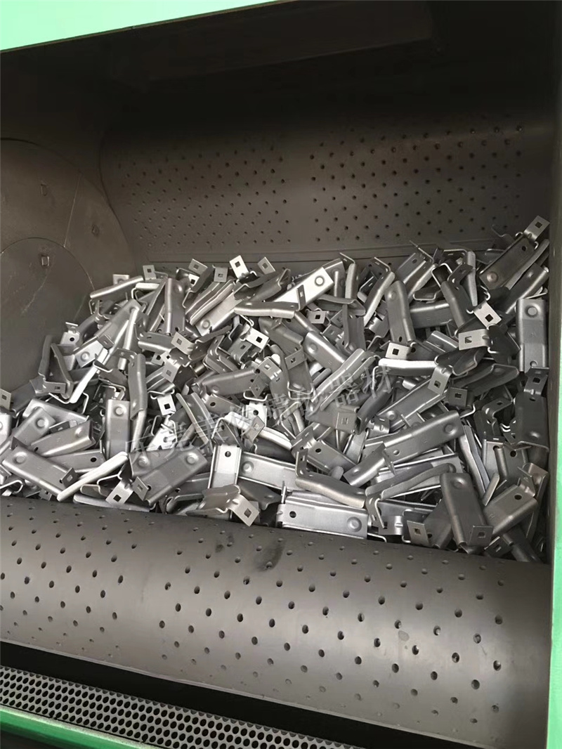 小五金自动喷砂机，批量五金喷砂处理